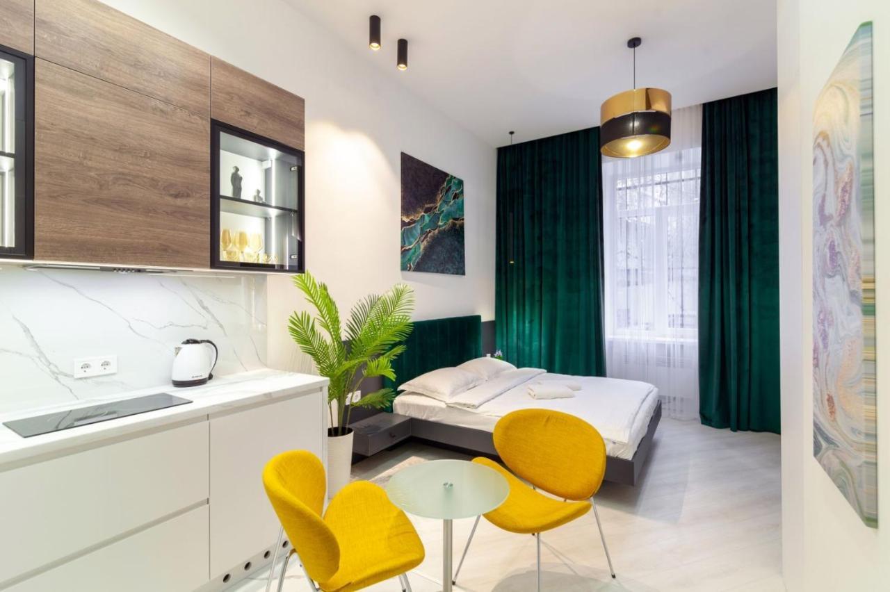 Зелені Апартаменти Біля Оперного Театру Flat In The City Center Leopoli Esterno foto